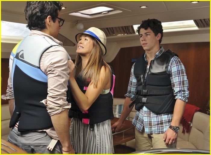 JONAS-LA-Episode-11-The-Boat-Trip-jonas-la-15228463-700-514