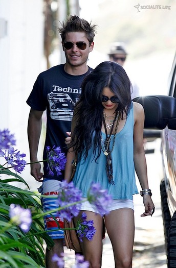 gallery_main-vanessa-hudgens-zac-efron-4th-07052010-10[1]