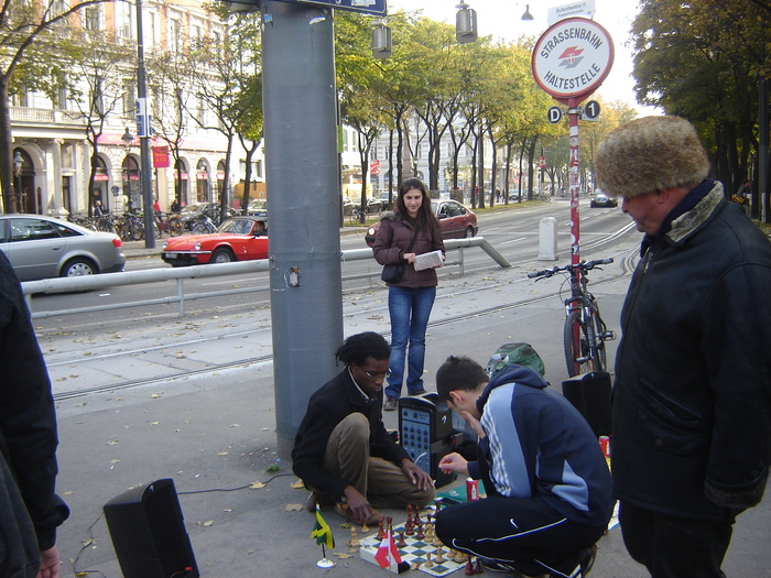 in fata universitatii - vacanta la VIENA