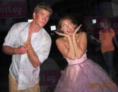 miley e oarba si scoate limba - poze miley rare