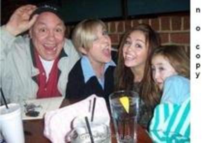 se distreaza - poze miley rare