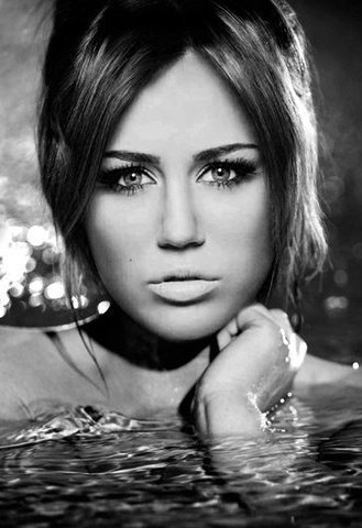 67700_159020724131843_100000717505679_338730_8190364_n - Poze Miley Ray