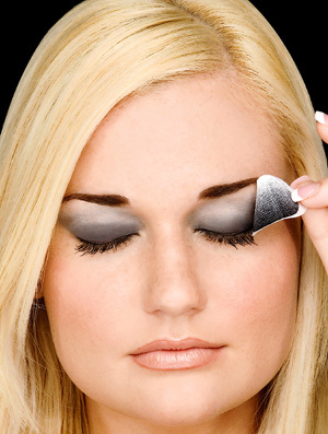 apply-eye-makeup - Poze MAKE-UP