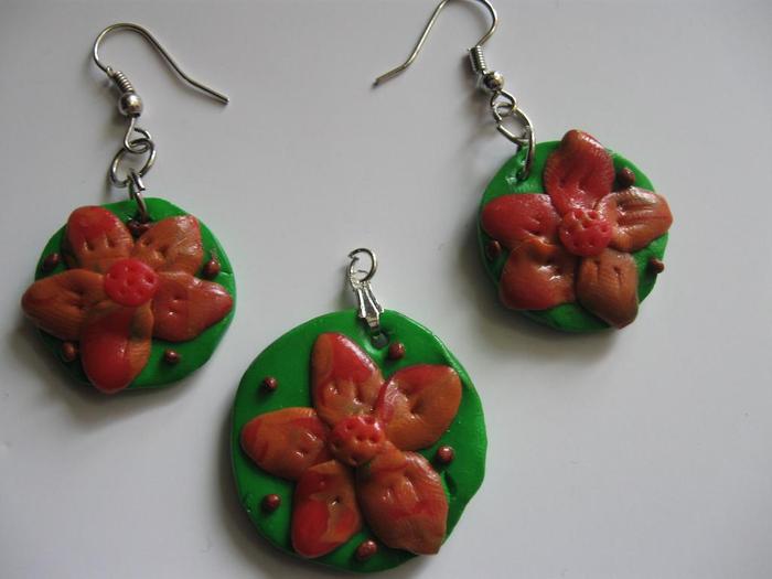 "Flori de camp"; Set format din pandantiv si cercei, cerceii au tortita nichelata ... 20lei
