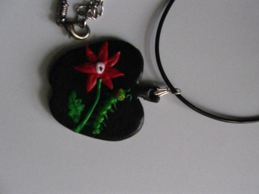 Pandantiv mar vesel; Are siret imitatie piele - 15 lei
