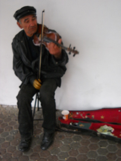 STRADIVARIUS fara bratul drept; canta extraordinar, miscand vioara sub arcus.Un om modest, nu cerseste nimic.
 STRADIVARIUS fara bratul drept; canta extraordinar, miscand vioara sub arcus.Un om modest, nu cerseste nimic.