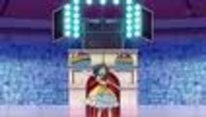 si imediat se ascunse dupa spatele mayei maria