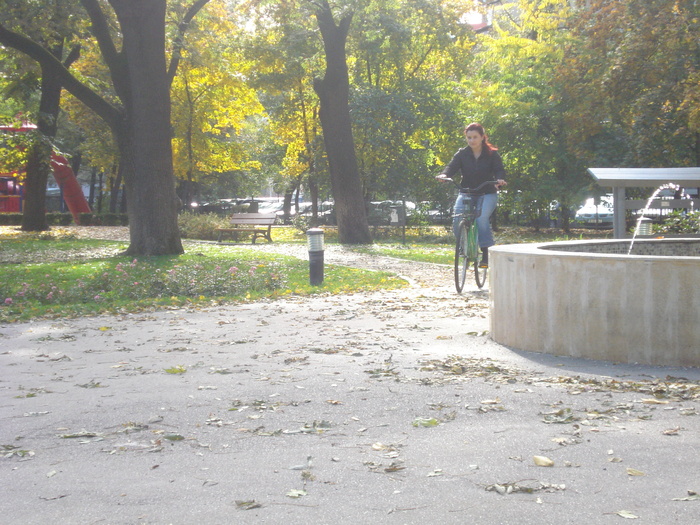 ATENTIE,ELEFANT PE BICICLETA:)) - EU