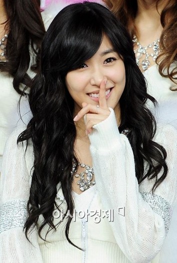 snsd-being-interviewed-girls-generation-snsd-10774525-405-600