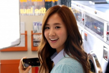 LG-CYON-Maxx-Snaps-girls-generation-snsd-10624440-395-264 - Yuri