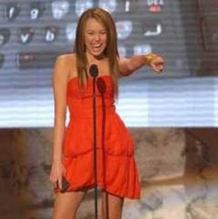 Miley-Cyrus-vrea-sa-si-tatueze-initialele-lui-Justin-Gaston[1]