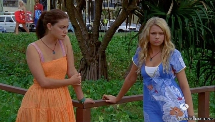 Cleo-and-Bella-angry-h2o-just-add-water-14965106-704-400