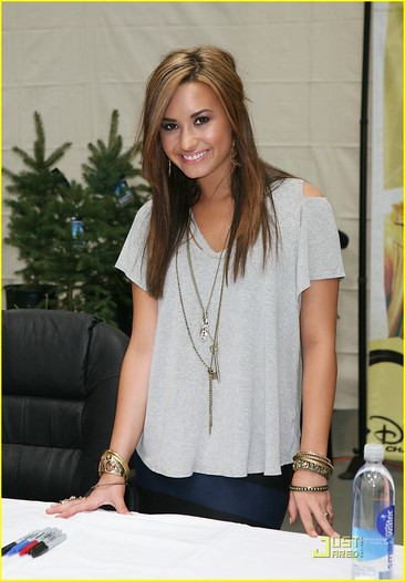 jonas-brotehrs-demi-lovato-walmart-08