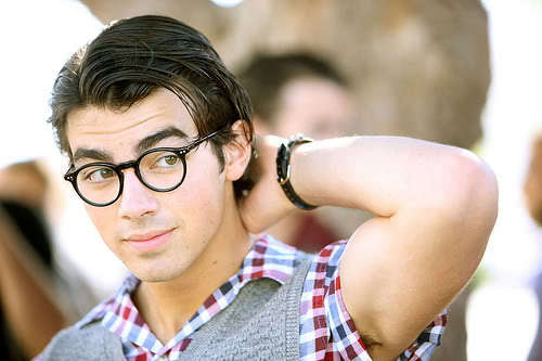 Joe-Jonas-glasses-hot - poze Joe Jonas