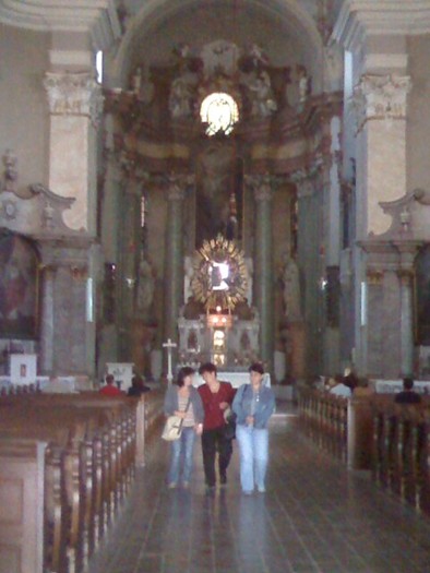 lumee iesind din biserica