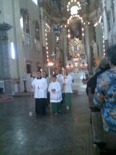 ministranti iesind din biserica cu crucea