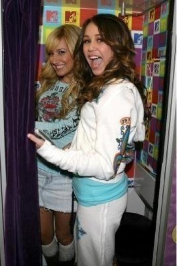 WODHNWJWUFGRHOYCSND - fan club ashley-miley si ashley