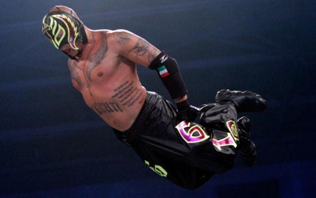 azi-ora-22-rey-mysterio-se-intoarce-ca-sa-se-razbune-pe-cel-care-i-a-rupt-mana_11_size1 - wrestling