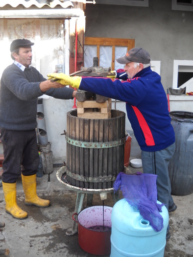 ..doi se joaca....si....