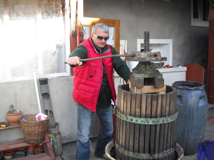 ..unul singur munceste