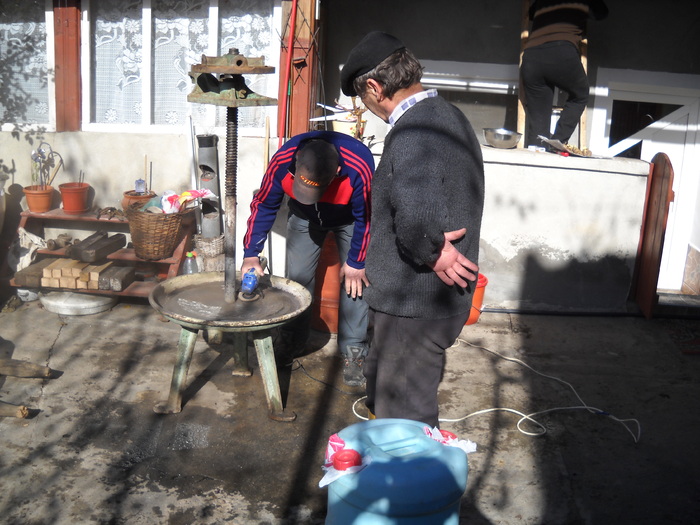 lucreaza Toni de ....iese praful - ferma