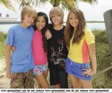 22885881_XBTHBRLAL - zack si cody pe punte