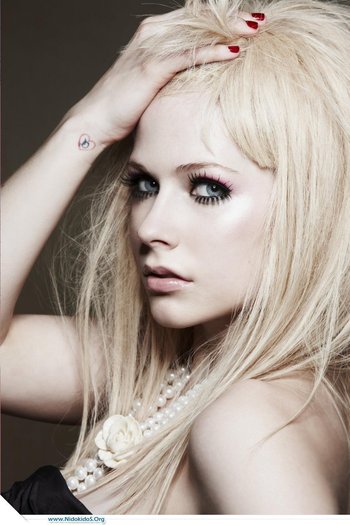 avril-lavigne-s-unusual-photoshot-avril-lavigne-7087795-853-1280 - poze Avril Lavigne