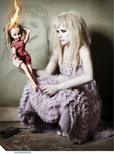 avril-lavigne-s-unusual-photoshot-avril-lavigne-7087798-949-1280 - poze Avril Lavigne