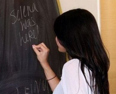 FWPIXNYCBTPMOWAZFAP[1] - tema 1 pt starsschool-selena gomez rare