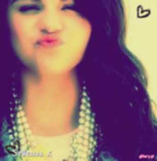 23498342_CLBWTDWIW[1] - tema 1 pt starsschool-selena gomez rare