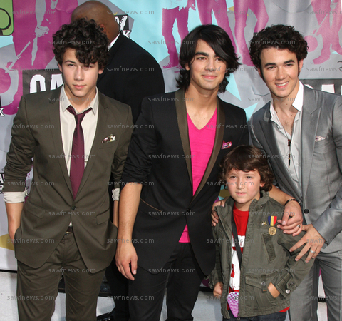 BUAQIKWVKXJUGUFRNZY - Jonas Brothers