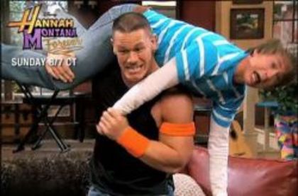 video-john-cena-a-calcat-din-nou-stramb-a-batut-mar-un-copil-in-celebrul-serial-hannah-montana_1_siz - poze cu john cena 1