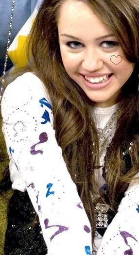 14396485_BOHMQHQBC - Miley Cyrus