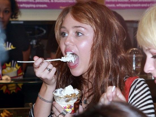 miley-cyrus-eating-milkshake-candid.0.0.0x0.550x413