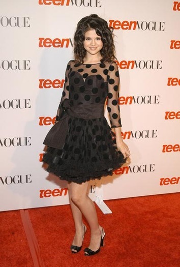 JIHSIALPQEVFRTDIQMB - Selena Gomez