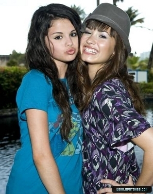 CDGRDIRATWFDFXAMYCD - Demi si Selena