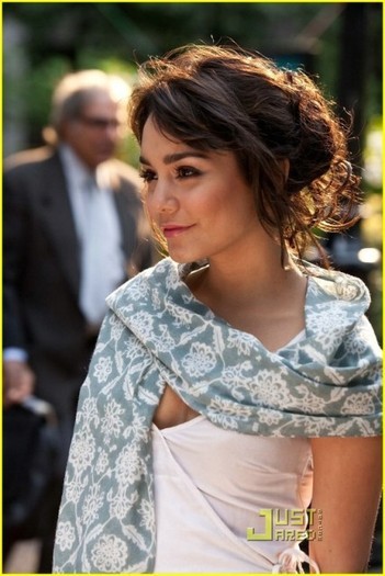 12313208_GZFOOVNPV - Vanessa Hudgens