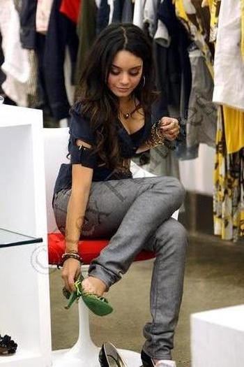 IBLOHYIOVPSTHCLQMRQ - Vanessa Hudgens