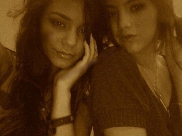 RWNPBUFEWSDBNJQPYGH - Vanessa Hudgens