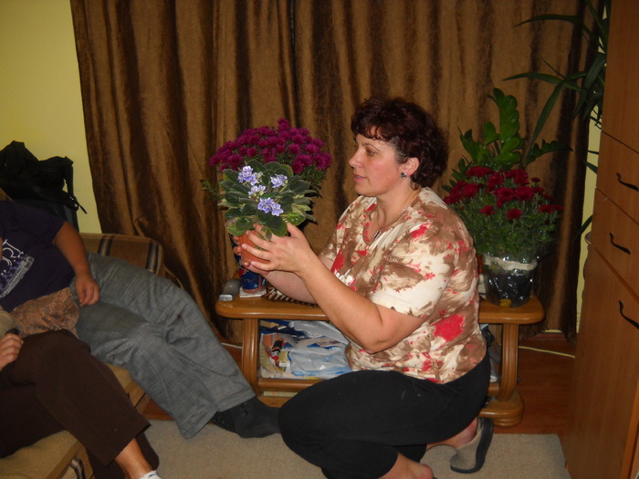 cumnatelul i-a adus o floare