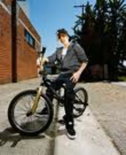 imagesJUSTIN.jpgPE BICICLETA