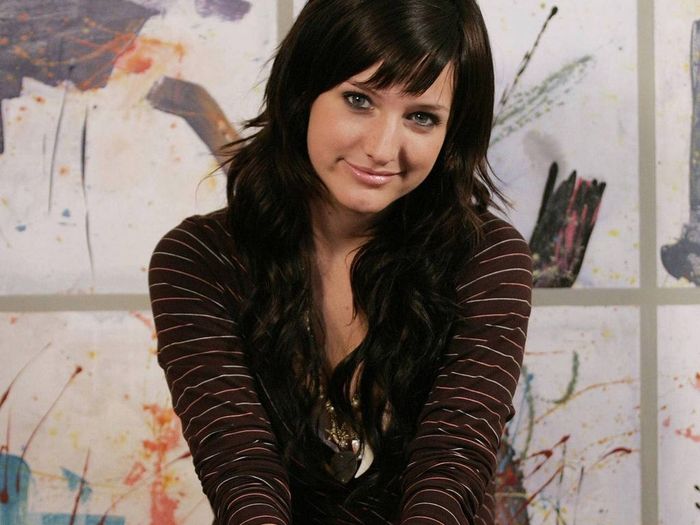 Ashlee-Pretty-Wallpaper-ashlee-simpson-9880698-1024-768