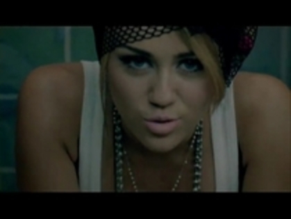 23387405_SBJQZKQPC - Miley Cyrus 0