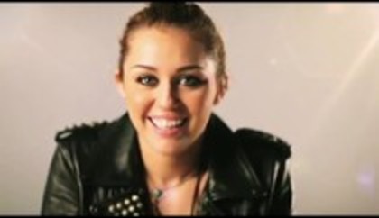 23390528_ULSKSHBZE - Miley Cyrus 0