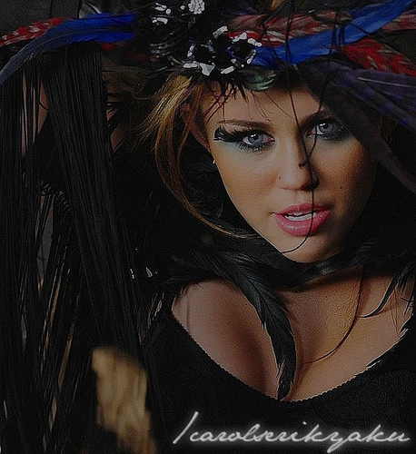 15490065_RTQHVCPZW - album miley cyrus