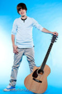 11395647_IHZAKLBPA - justin bieber