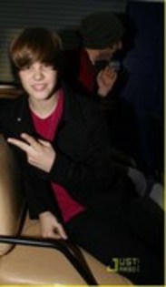 23696502_JIOLWFPFN - 0-0justin bieber