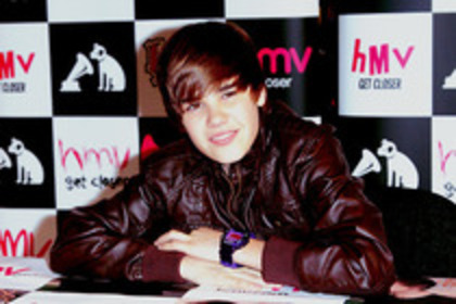 23696707_IAEIBZKBB - 0-0justin bieber