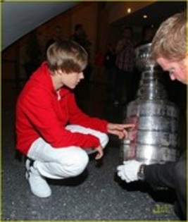 23696821_BSJAVVXQI - 0-0justin bieber
