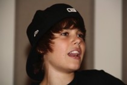 23696855_OIIXBZOUJ - 0-0justin bieber